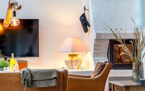 Thorgot - 3Km from the Sea: Meubles, Design Intérieur, Mur, Salon, Domicile, Canapé, Éclairage, Pièce, Luminaire, Cadre