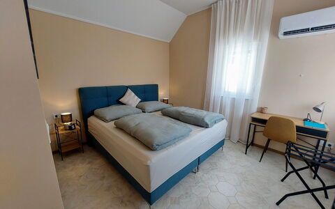 Buk City Apartments * * *: Bois, Textile, Chambre, Sol, Design Intérieur, Sol, Drap De Lit, Lit, Literie, Pièce