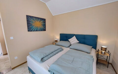 Buk City Apartments * * *: Meubles, Design Intérieur, Bois, Chambre, Lit, Sol, Sol, Textile, Pièce, Linge