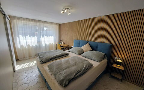 Buk City Apartments * * *: Meubles, Design Intérieur, Lit, Sol, Chambre, Sol, Mur, Bois, Plafond, Literie