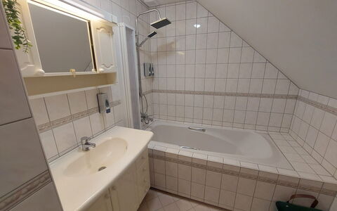 Buk City Apartments * * *: Luminaire Plomberie, Sol, Baignoire, Salle De Bains, Sol, Design Intérieur, Plomberie, Robinet, Pièce, Tuile