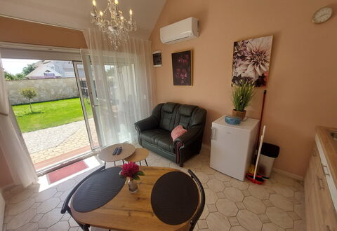 Buk City Apartments * * *: Meubles, Sol, Design Intérieur, Sol, Éclairage, Pièce, Salon, Domicile, Chaise, Plafond