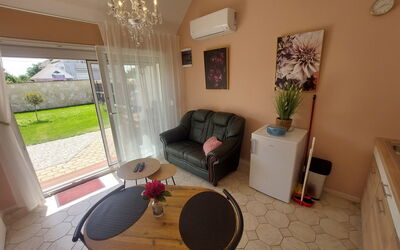 Buk City Apartments * * *: Meubles, Sol, Design Intérieur, Sol, Éclairage, Pièce, Salon, Domicile, Chaise, Plafond