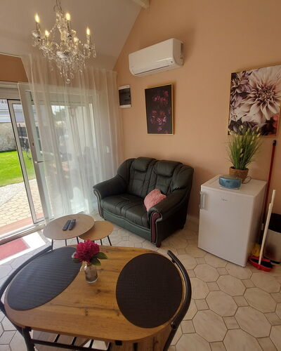 Buk City Apartments * * *: Meubles, Sol, Design Intérieur, Sol, Éclairage, Pièce, Salon, Domicile, Chaise, Plafond