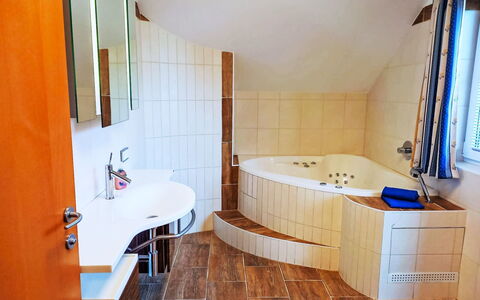 Astrid: Meubles, Propriété, Luminaire Plomberie, Robinet, Bâtiment, Évier, Armoire De Toilette, Bois, Cabinetry, Salle De Bains