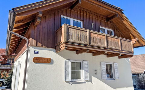 Astrid: Toit, Chalet, Siding, Fenêtre À Guillotine, Balcon, Peindre