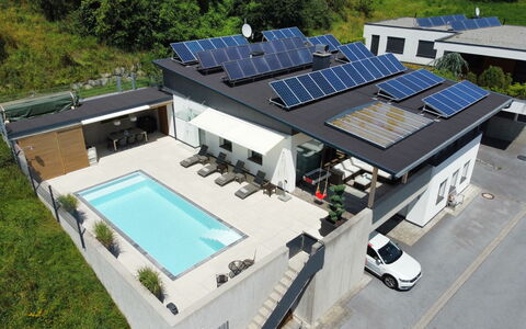 Villa Renate: Bâtiment, Fenêtre, Maison, Design Urbain, Piscine, Zone Résidentielle, Voiture, Immobilier, Paysage, Toit