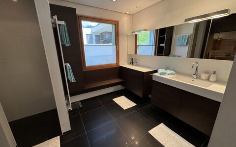 Villa Renate: Miroir, Évier, Robinet, Luminaire Plomberie, Bâtiment, Maison, Lavabo, Design Intérieur, Salle De Bains