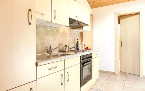 Bühl: Cabinetry, Comptoir, Evier, Évier, Robinet, Cuisinière, Appareil De Cuisine, Bâtiment, Porte, Bois