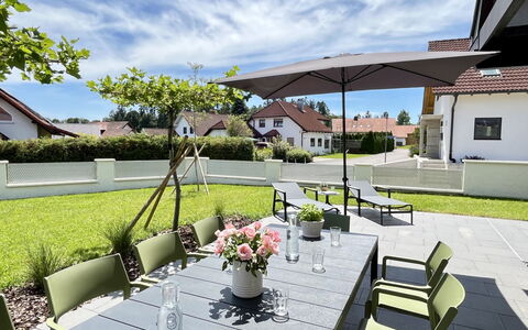 Melvill: Nuage, Ciel, Plante, Meubles, Propriété, Table, Pot De Fleur, Bâtiment, Chaise, Ombre