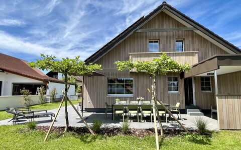 Melvill: Nuage, Ciel, Plante, Bâtiment, Fenêtre, Maison, Lot Terre, Chalet, Herbe, Ombre