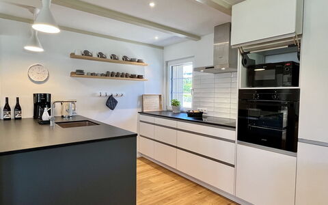 Melvill: Cabinetry, Comptoir, Propriété, Appareil De Cuisine, Électroménager, Cuisine, Éclairage, Design Intérieur, Bois, Sol