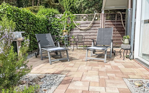 Zum Sonnenhügel: Plante, Meubles, Propriété, Surface De La Route, Mobilier De Jardin, Chaise, Herbe, Ombre, Arbre, Bois