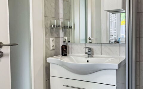Zum Sonnenhügel: Miroir, Luminaire Plomberie, Évier, Robinet, Armoire De Toilette, Bâtiment, Salle De Bains, Design Intérieur, Sol