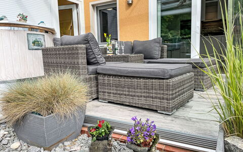 Zum Sonnenhügel: Plante, Meubles, Propriété, Pot De Fleur, Fenêtre, Canapé, Mobilier De Jardin, Plante D'Appartement, Rectangle, Design Intérieur