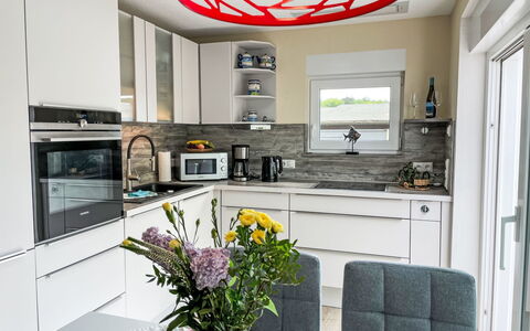Zum Sonnenhügel: Cabinetry, Comptoir, Meubles, Plante, Appareil De Cuisine, Fleur, Cuisinière, Cuisine, Électroménager, Design Intérieur