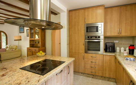 Lorraine: Cabinetry, Comptoir, Propriété, Appareil De Cuisine, Électroménager, Cuisinière, Bois, Éclairage, Cuisine, Design Intérieur