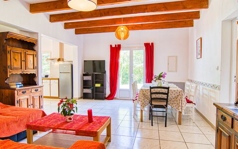 Le Mas de L'Ourmenade: Meubles, Table, Propriété, Décoration, Cadre, Cabinetry, Orange, Bois, Plante D'Appartement, Design Intérieur