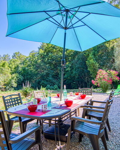 Le Mas de L'Ourmenade: Table, Plante, Meubles, Propriété, Chaise, Parapluie, Bleu, Vert, La Nature, Fenêtre