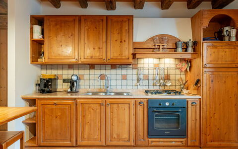 La Meridiana: Marron, Comptoir, Cabinetry, Meubles, Propriété, Evier, Robinet, Évier, Cuisine, Bois