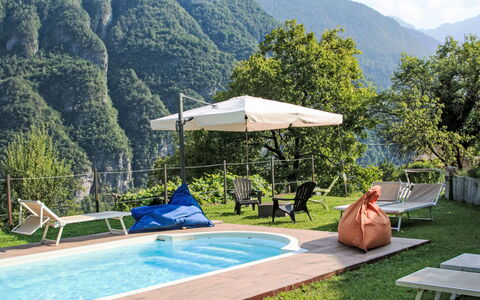 La Meridiana: L'Eau, Montagne, Piscine, Plante, Vert, Arbre, Ombre, Ciel, Mobilier De Jardin, Nuage
