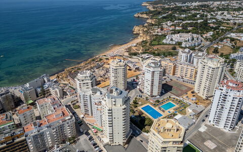 Excellent Seafront & Seaview: Bâtiment, Appartement, Ville, Zone Urbaine, Zone Résidentielle, Zone Métropolitaine, Condominium, Skyscraper, Quartier