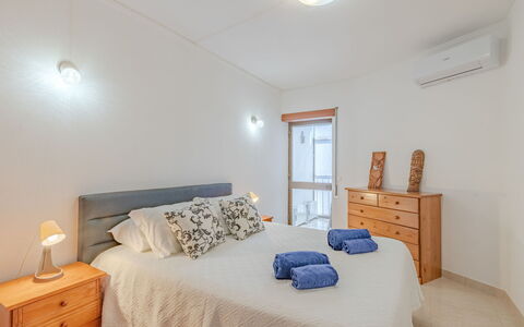 Excellent Seafront & Seaview: Meubles, Design Intérieur, Lit, Sol, Chambre, Sol, Bois, Plafond, Pièce, Drap De Lit