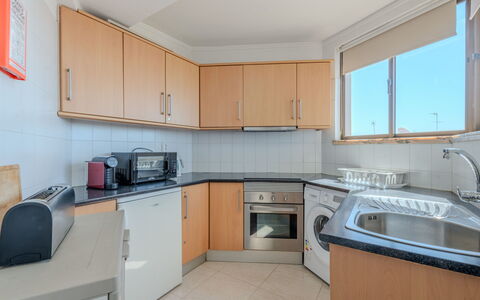 Excellent Seafront & Seaview: Cuisine, Sol, Design Intérieur, Principaux Appliance, Comptoir, Cabinetry, Sol, Appareil De Cuisine, Appartement, Meubles