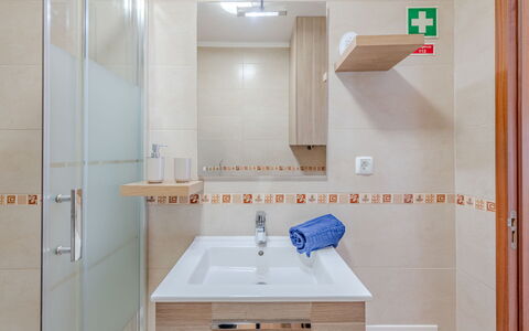 Excellent Seafront & Seaview: Sol, Luminaire Plomberie, Lavabo, Salle De Bains, Sol, Design Intérieur, Évier, Robinet, Armoire De Toilette, Plomberie