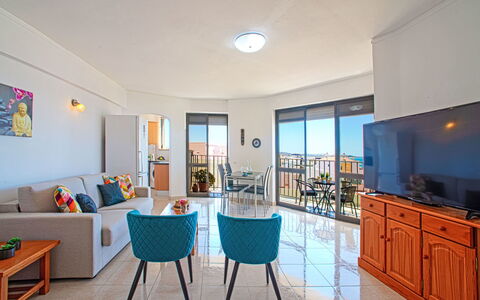 Excellent Seafront & Seaview: Plante, Arbre, Bâtiment, Nuage, Design Urbain, Quartier, Fenêtre, Toit, Façade, Immobilier