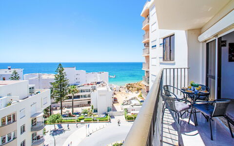 Excellent Seafront & Seaview: Plante, Arbre, Bâtiment, Nuage, Design Urbain, Quartier, Fenêtre, Toit, Façade, Immobilier