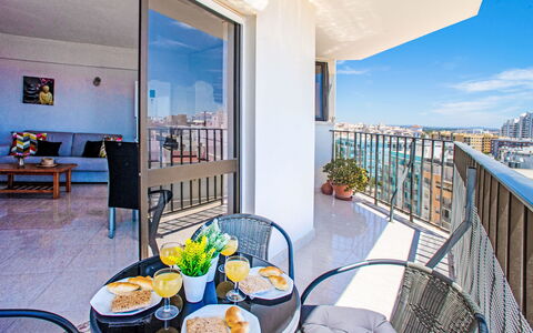 Excellent Seafront & Seaview: Plante, Arbre, Bâtiment, Nuage, Design Urbain, Quartier, Fenêtre, Toit, Façade, Immobilier