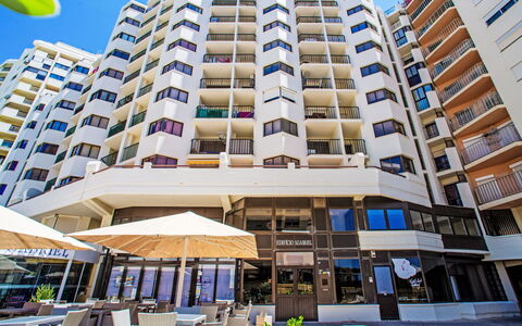 Excellent Seafront & Seaview: Plante, Arbre, Bâtiment, Nuage, Design Urbain, Quartier, Fenêtre, Toit, Façade, Immobilier