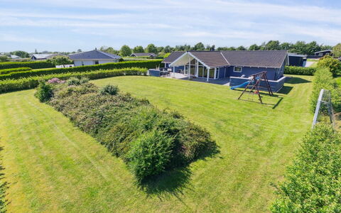 Edzard - 800M from the Sea: Herbe, Maison, Toit, Chalet, Domicile, Arbuste, Ferme, Lot Terre, Zone Rurale