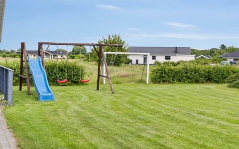 Edzard - 800M from the Sea: Herbe, Maison, Toit, Chalet, Domicile, Arbuste, Ferme, Lot Terre, Zone Rurale