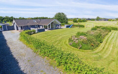 Edzard - 800M from the Sea: Herbe, Maison, Toit, Chalet, Domicile, Arbuste, Ferme, Lot Terre, Zone Rurale