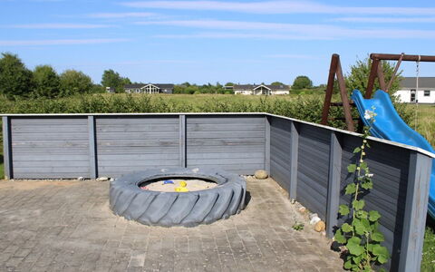 Edzard - 800M from the Sea: Herbe, Maison, Toit, Chalet, Domicile, Arbuste, Ferme, Lot Terre, Zone Rurale