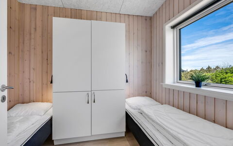 Marius - 400M from the Sea: Bois, Chambre, Sol, Sol, Lit, Design Intérieur, Plafond, Drap De Lit, Literie, Pièce