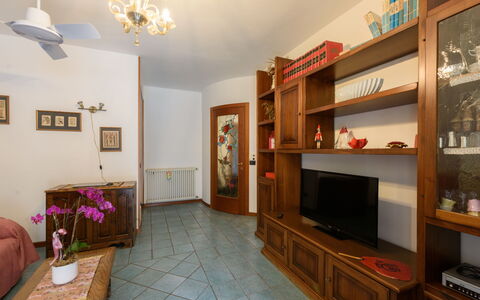 Le Rose di Rosanna: Propriété, Étagère, Cabinetry, Cadre, Bois, Salon, Design Intérieur, Éclairage, Télévision, Sol