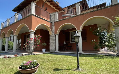 Le Rose di Rosanna: Plante, Ciel, Propriété, Bâtiment, Ombre, Herbe, Maison, Pot De Fleur, Zone Résidentielle, Fenêtre