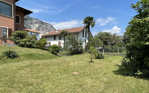 Le Rose di Rosanna: Ciel, Plante, Nuage, Propriété, Bâtiment, Fenêtre, Arbre, Paysage Naturel, Maison, Lot Terre