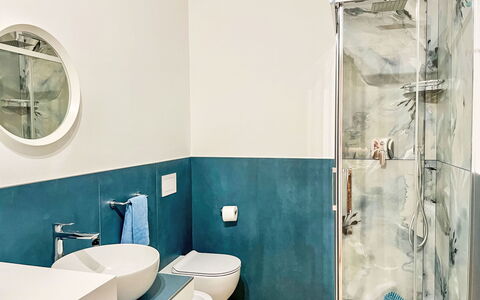 Danina: Luminaire Plomberie, Robinet, Blanc, Produit, Salle De Bains, Miroir, Design Intérieur, Toilette, Lavabo, Évier