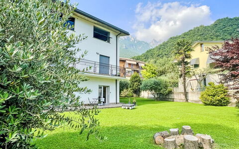 Danina: Plante, Ciel, Bâtiment, Nuage, Fenêtre, Vert, Paysage Naturel, Maison, Arbre, Lot Terre