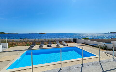 Angela: Ciel, L'Eau, Propriété, Bâtiment, Piscine, Rectangle, Ombre, Mobilier De Jardin, Chaise, Loisir