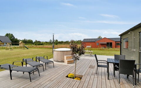 Henke - 475M from the Sea: Maison, Domicile, Zone Résidentielle, Chalet, Siding, Biens, Allée, Cour