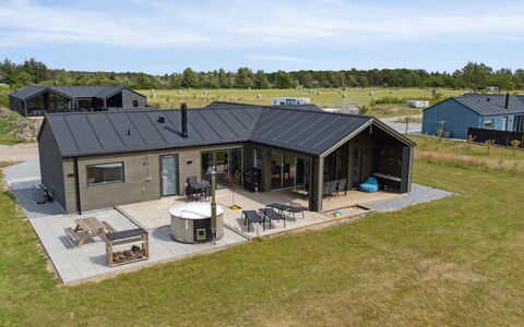 Henke - 475M from the Sea: Maison, Domicile, Zone Résidentielle, Chalet, Siding, Biens, Allée, Cour