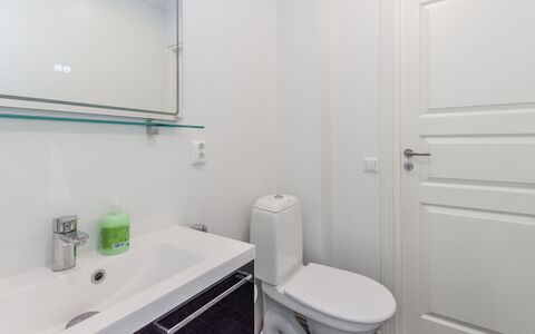 Levähdys: Salle De Bains, Sol, Luminaire Plomberie, Design Intérieur, Sol, Siège De Toilette, Toilette, Lavabo, Évier, Robinet