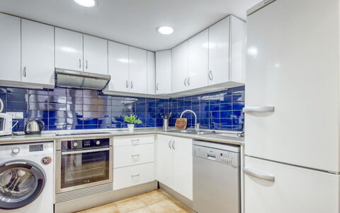Roses 900: Cabinetry, Comptoir, Appareil De Cuisine, Robinet, Électroménager, Bâtiment, Cuisine, Cuisinière, Evier, Design Intérieur