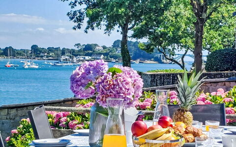 Pen Er Hoët: Fleur, L'Eau, Plante, Vaisselle, Table, Ciel, La Nature, Arbre, Bateau, Chaise