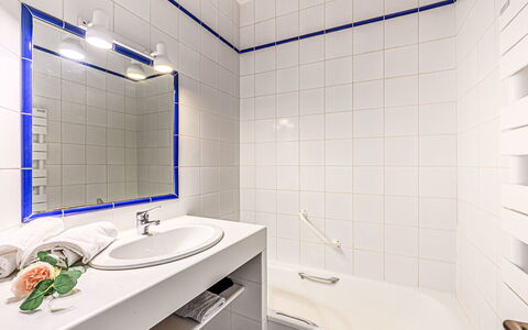 La Petite Pen Er Hoët: Miroir, Luminaire Plomberie, Robinet, Évier, Salle De Bains, Lavabo, Violet, Design Intérieur, Sol, Plomberie